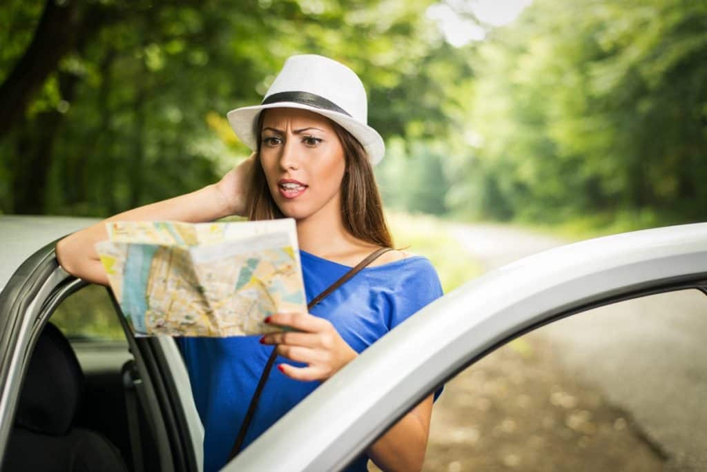 mujer mirando mapa