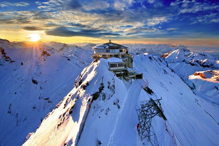 Navidad en la nieve entre montañas