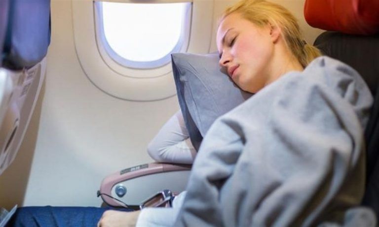 Dormir en el avión