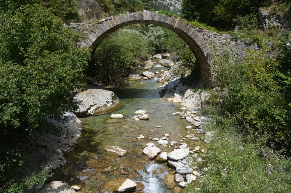 Puente de Izaba, en el valle del Roncal en Navarra