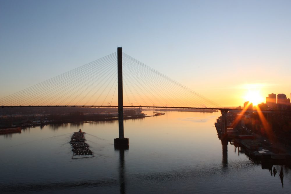 Puente New Westminster en Canada visto desde Rocky Mountaineer