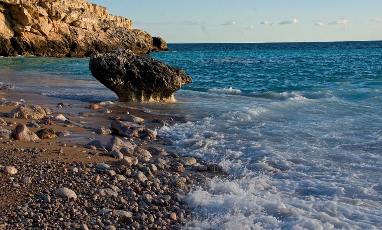 Oleaje en una playa de rocas en España