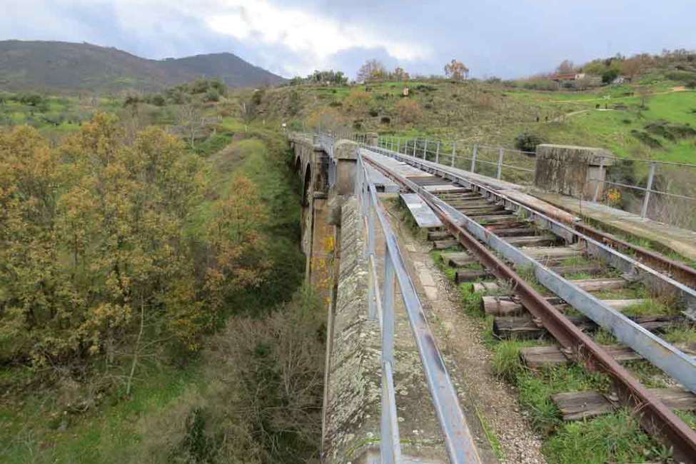 Restos del trazado de vías de tren en el camino natural Vía de la Plata