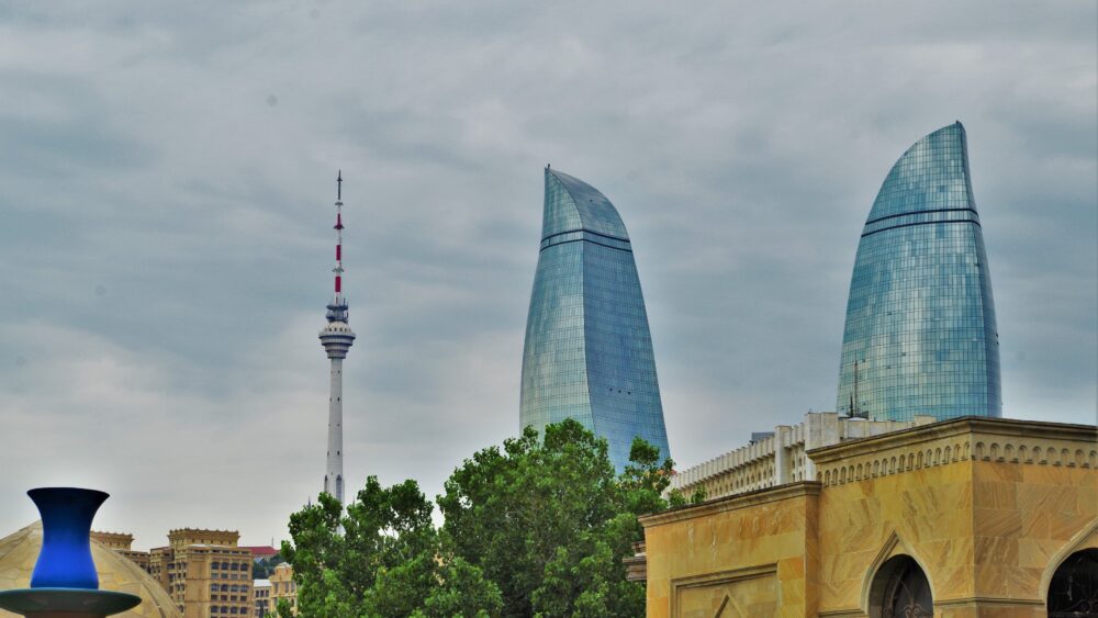 Flame Towers desde la ciudad