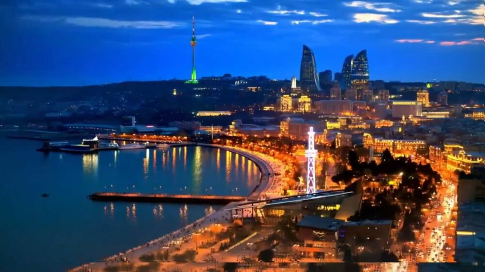Vista nocturna de la ciudad de Bakú sobre el Mar Caspio