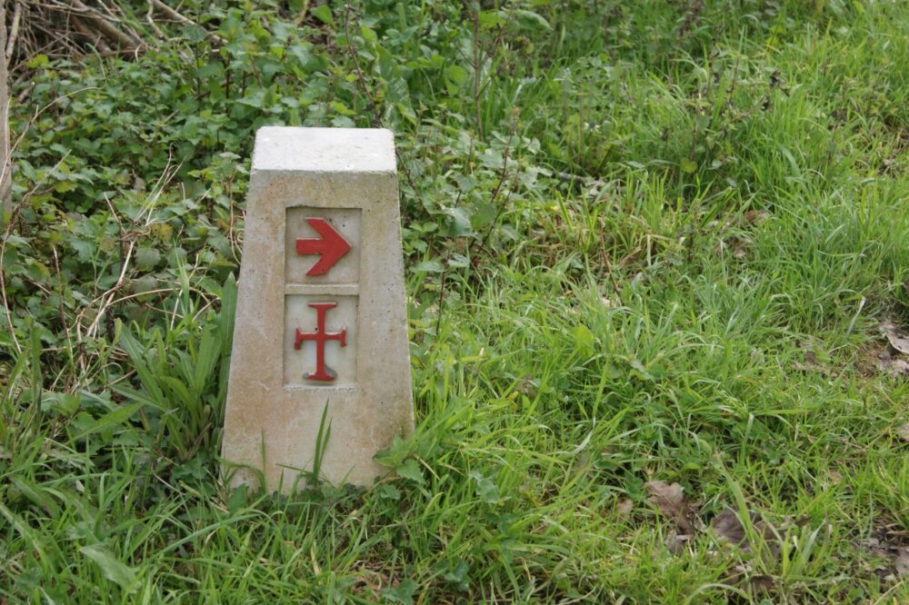 Tocón para reconocer las flechas de la Ruta por el Camino Lebaniego