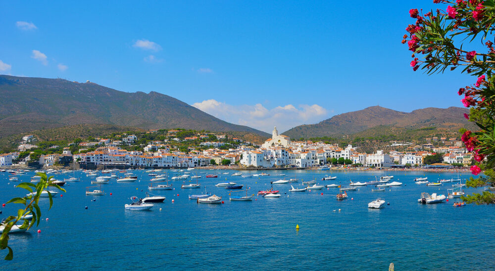 Cadaqués, uno de los pueblos costeros más bonitos de España y del Mediterráneo