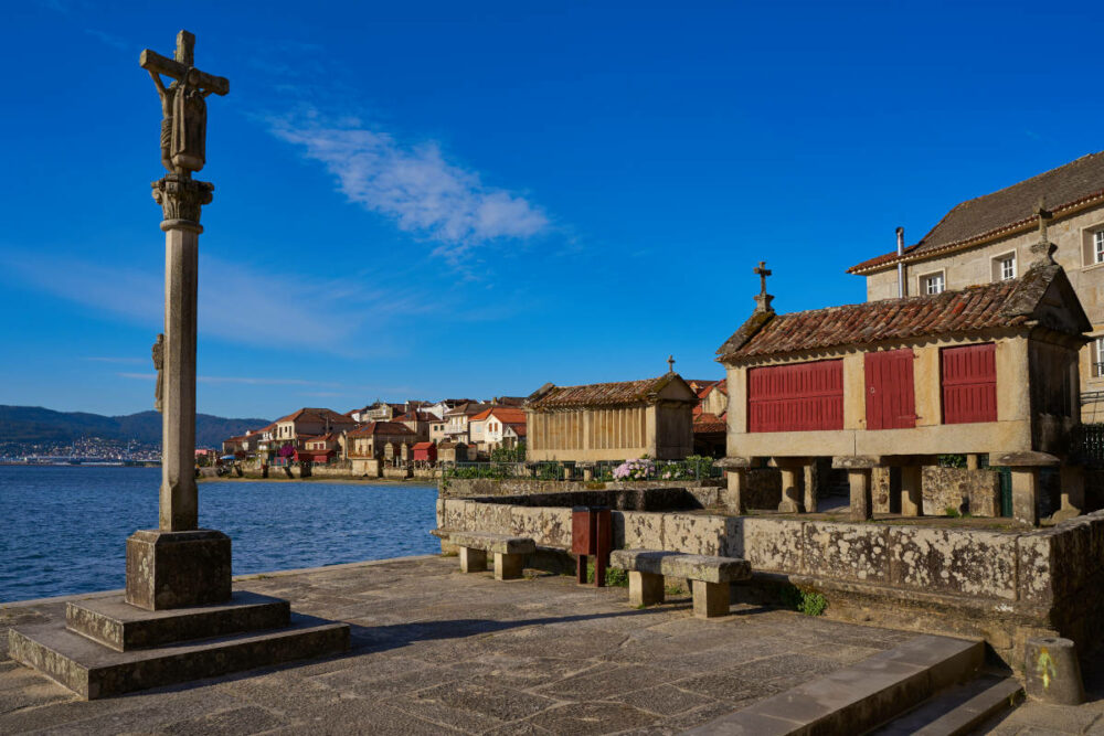 Combarro, entre hórreos y el mar, uno de los pueblos costeros más bonitos de España