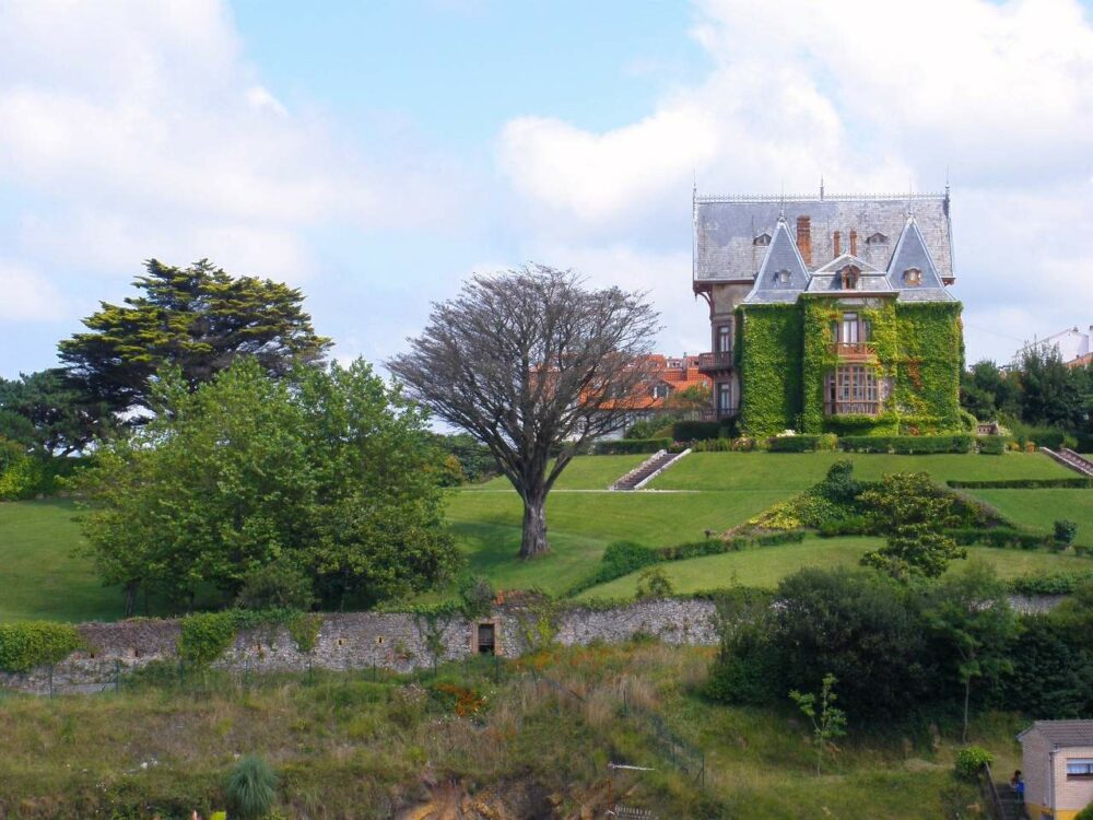 Comillas es uno de los pueblos costeros más bonitos de Cantabria y de España