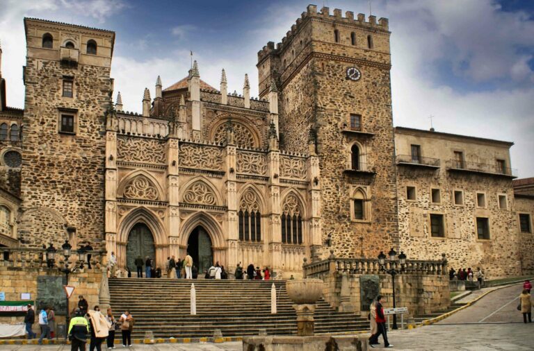 Fachada principal del Real Monasterio de Guadalupe