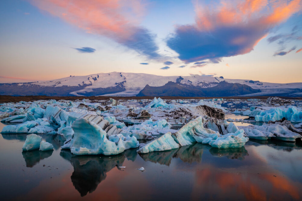 Glaciar de Jokulsárlón, cerca de uno de los pueblos costeros más bonitos de Islandia