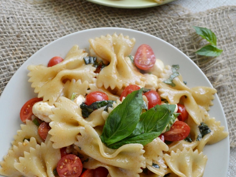 Ensalada de pasta caprese para viajeros