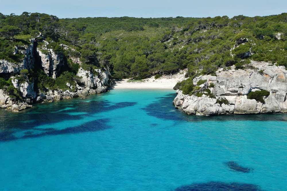 Cala nudista en España