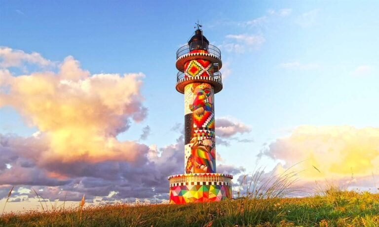 bonito faro de colores en Cantabria