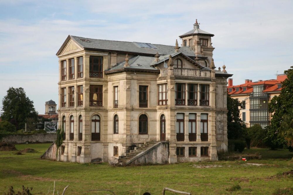 El Orfanato, de Bayona, se rodó en un palacete a las afueras de Llanes