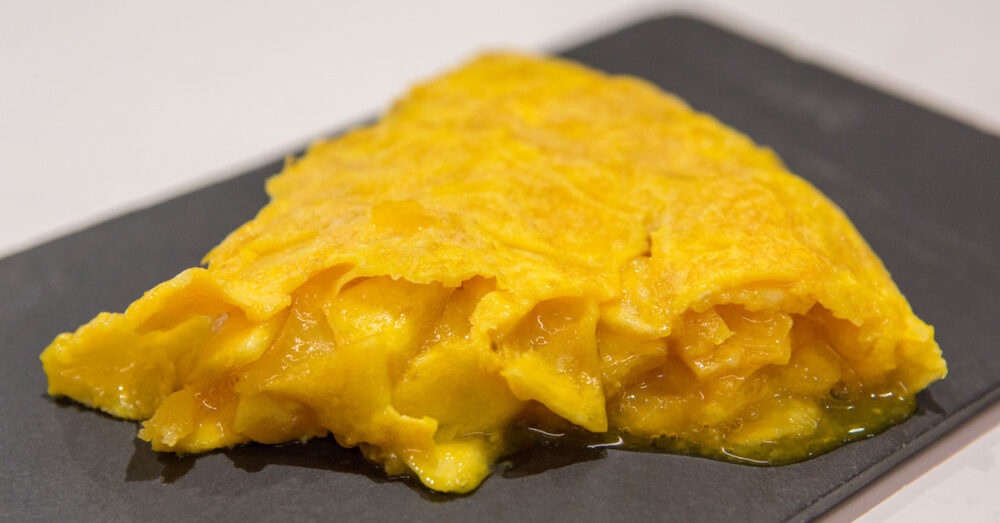 tortilla de betanzos, una de las mejores recetas de tortilla de patata de España