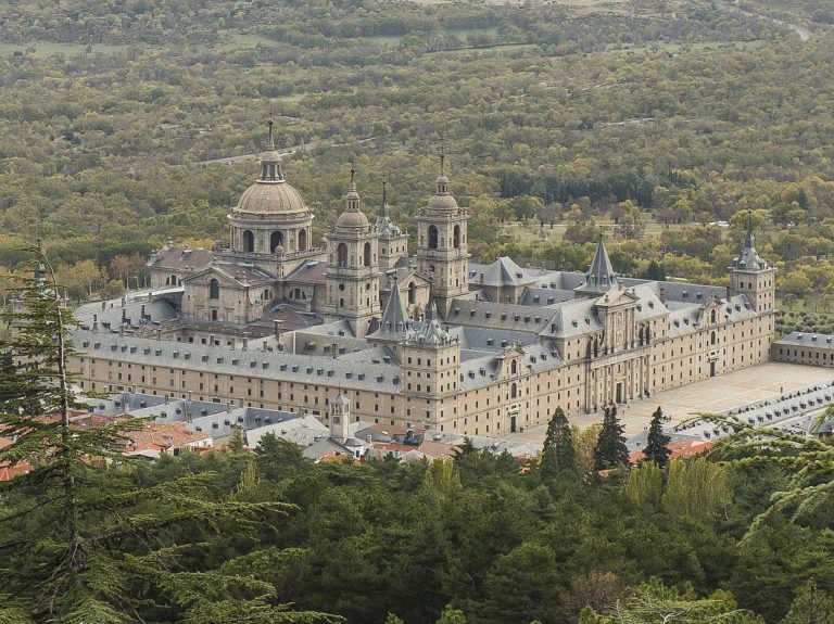 El Monasterio de El Escorial se encuentra en uno de los pueblos cerca de Madrid