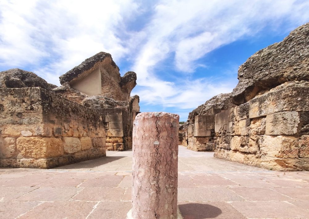 Itálica es uno de los pueblos cerca de Sevilla