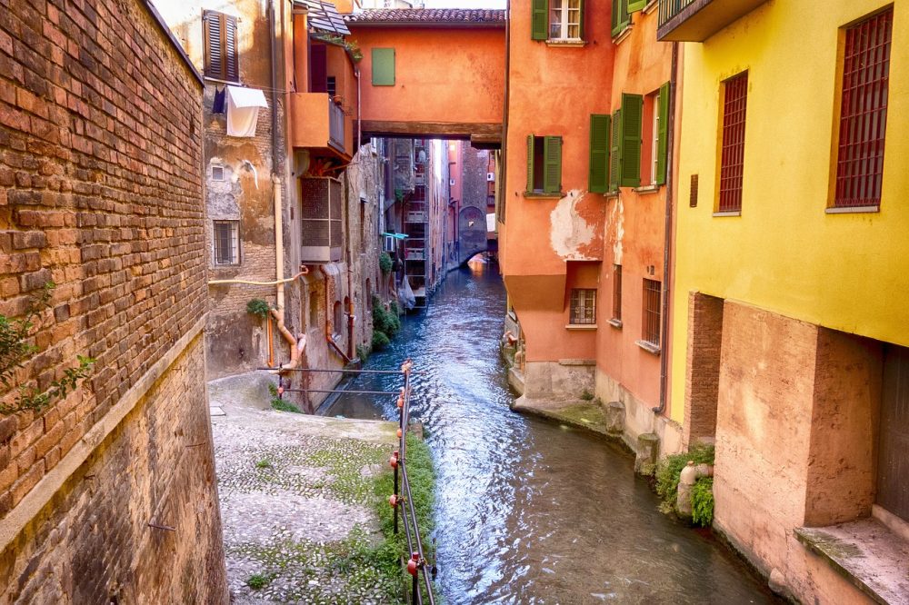 ¿Dónde comer en Bolonia junto a la ventana del canal?