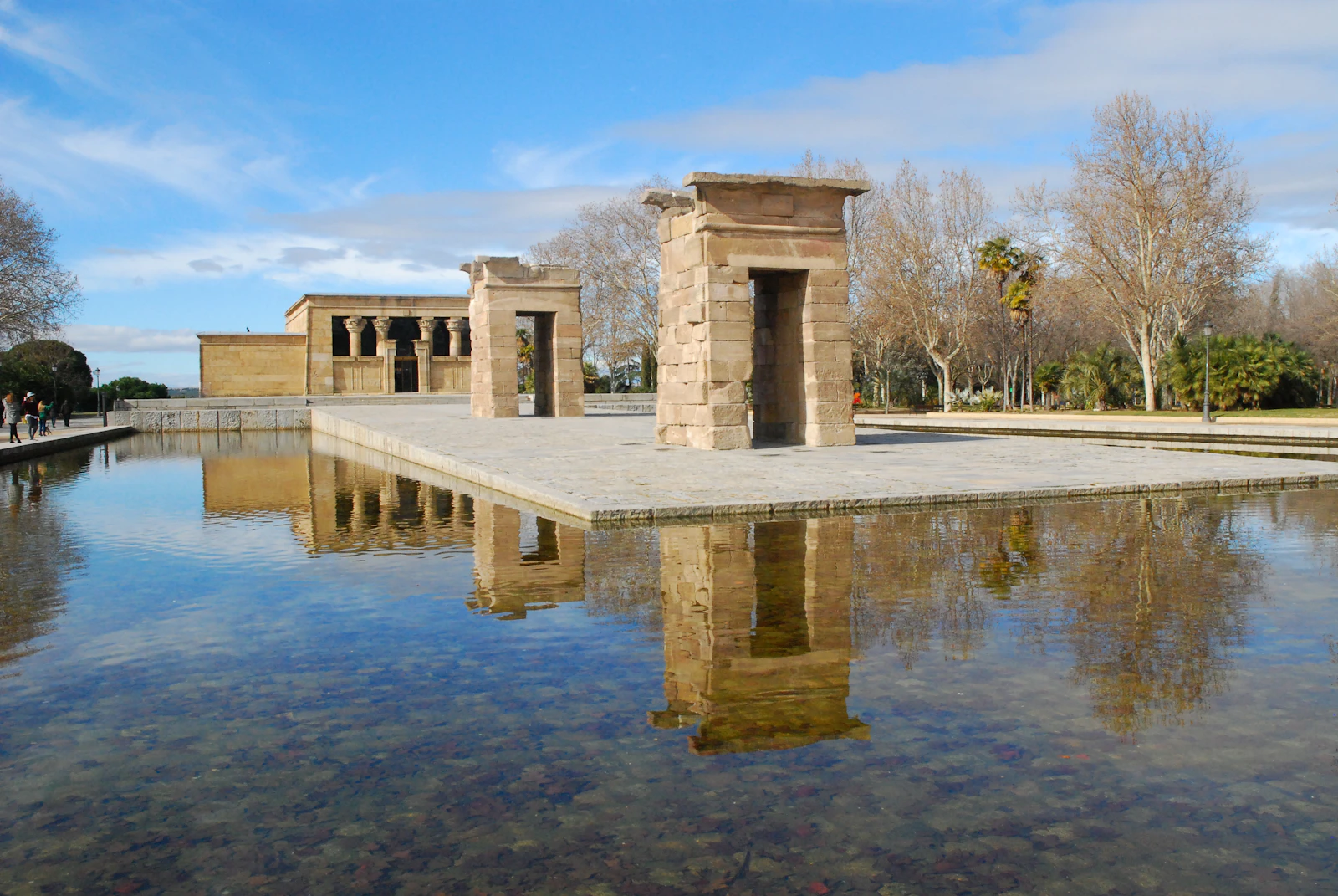El Templo de Debod reflejado en el estanque del parque del Oeste de Madrid