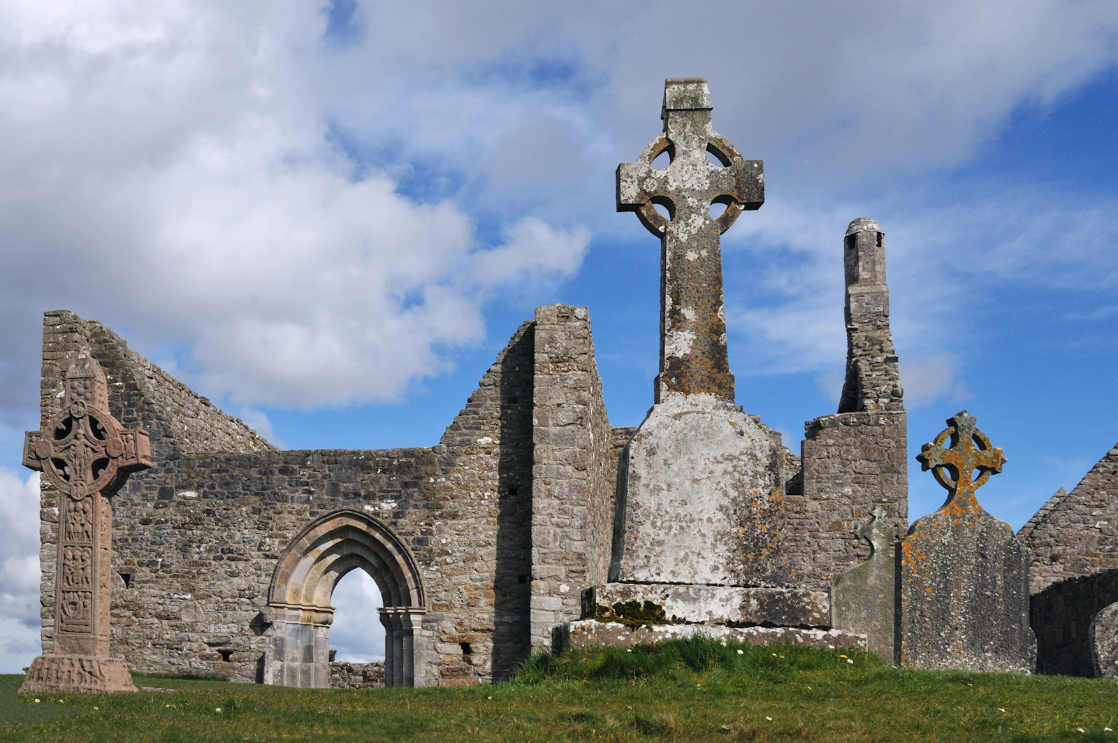 Ruinas de piedra antiguas en un paisaje verde de Irlanda