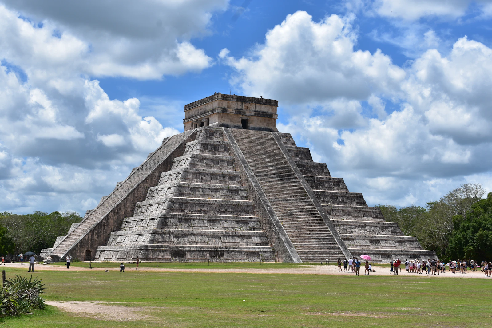 La pirámide escalonada de El Castillo en Chichén Itzá