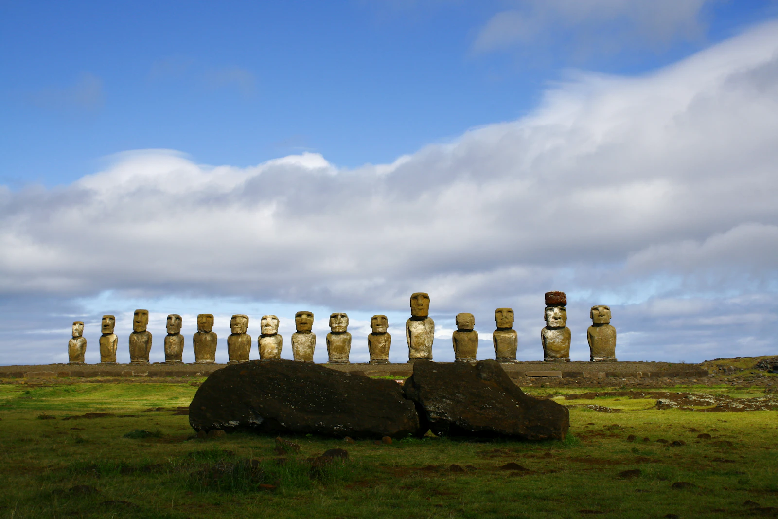 Hilera de moái de piedra sobre una plataforma ceremonial en Rapa Nui