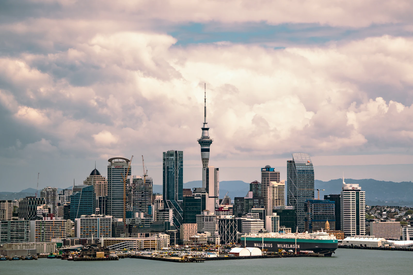 La Sky Tower sobresaliendo entre los edificios del centro de Auckland