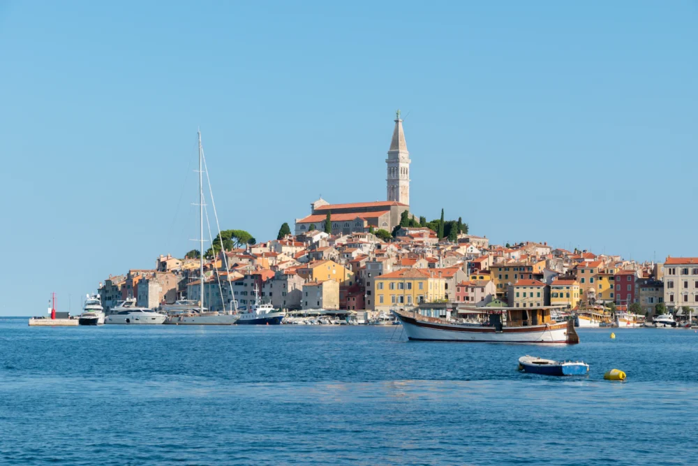 Casco viejo de Rovinj con el campanario de Santa Eufemia sobre el mar