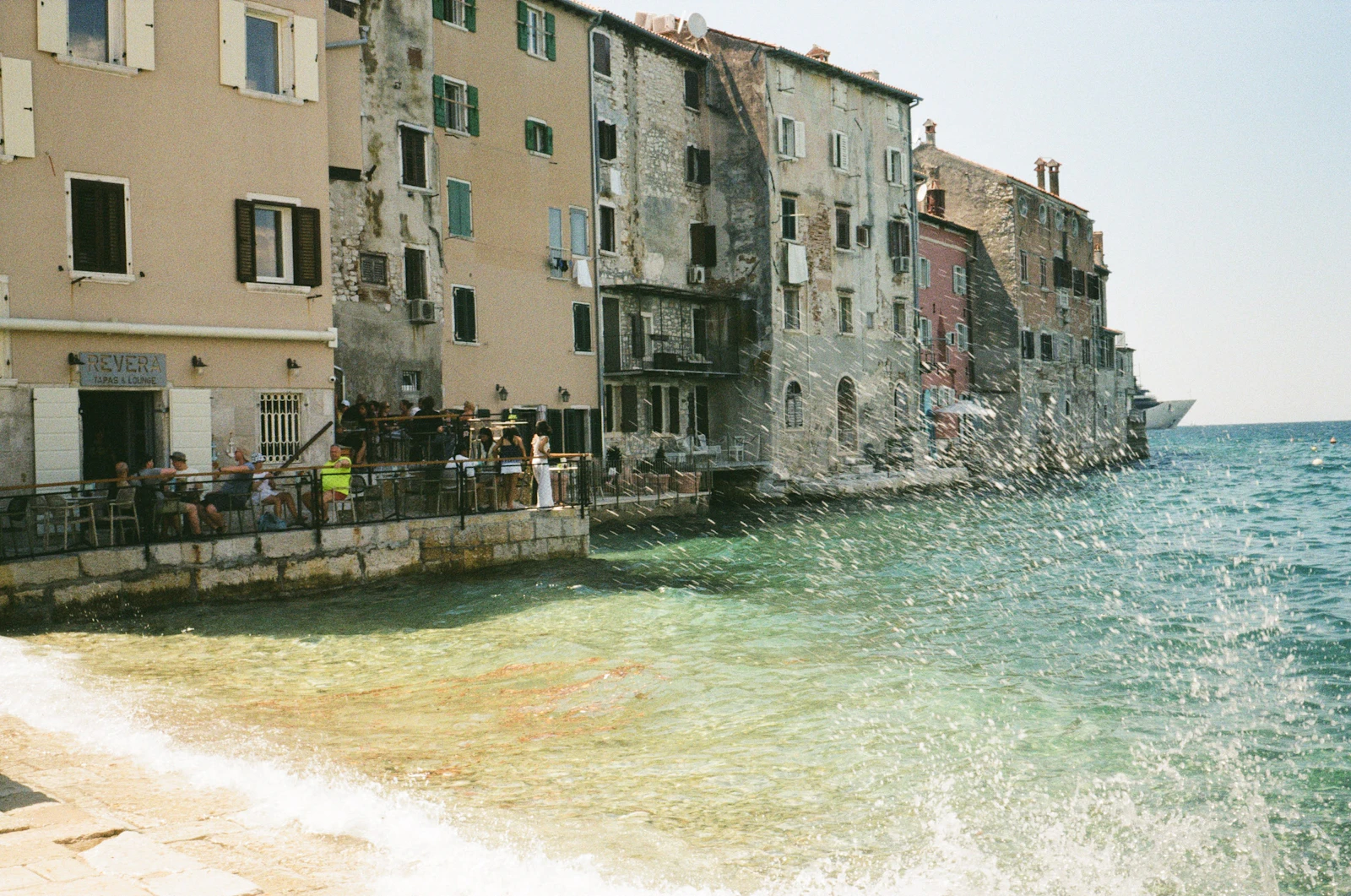 Casas de colores junto al agua en el casco viejo de un pueblo de Istria