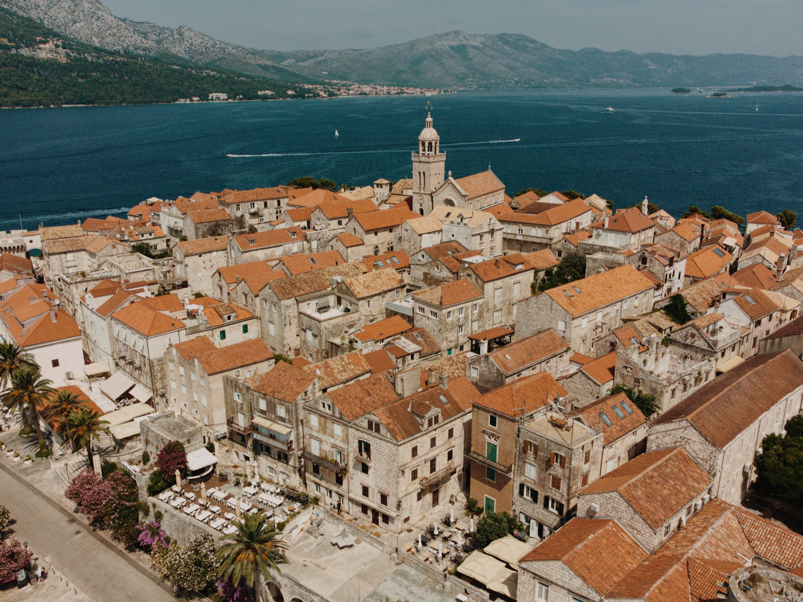 Vista aérea del casco amurallado de Korčula sobre el mar