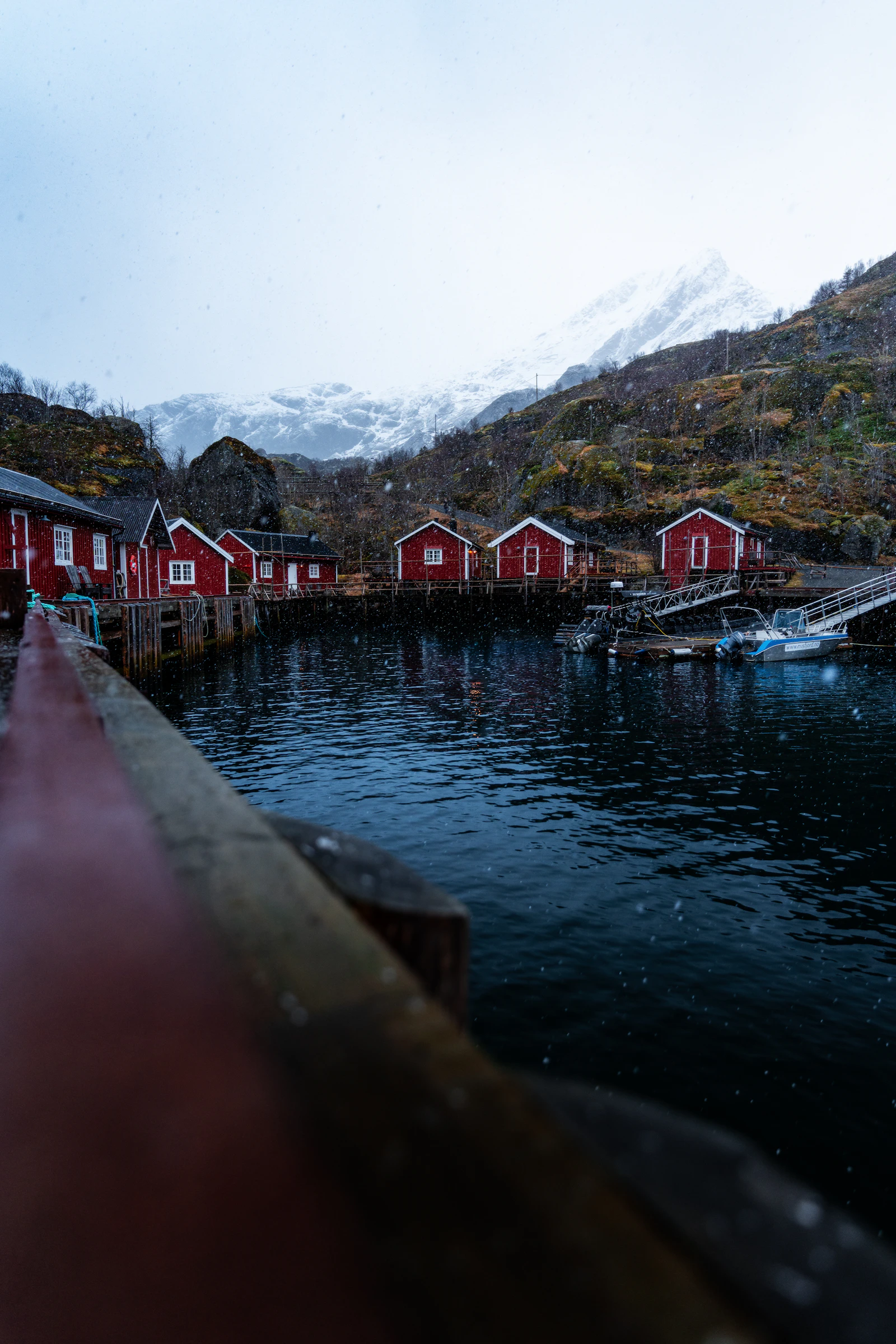 Cabañas rojas de pescadores sobre pilotes en un fiordo de Lofoten