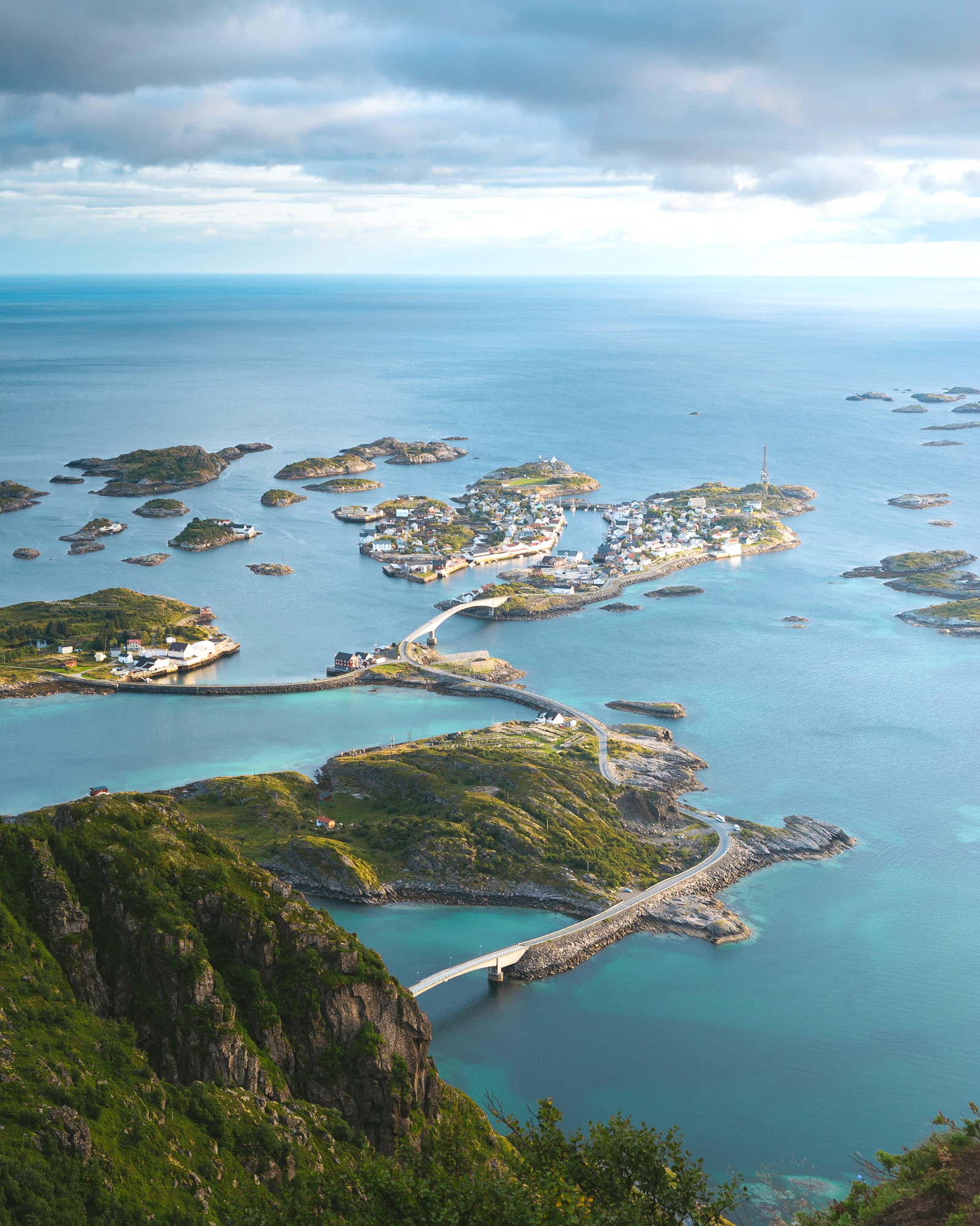 Casas de madera blancas junto al puerto de un pueblo de la costa sur de Noruega