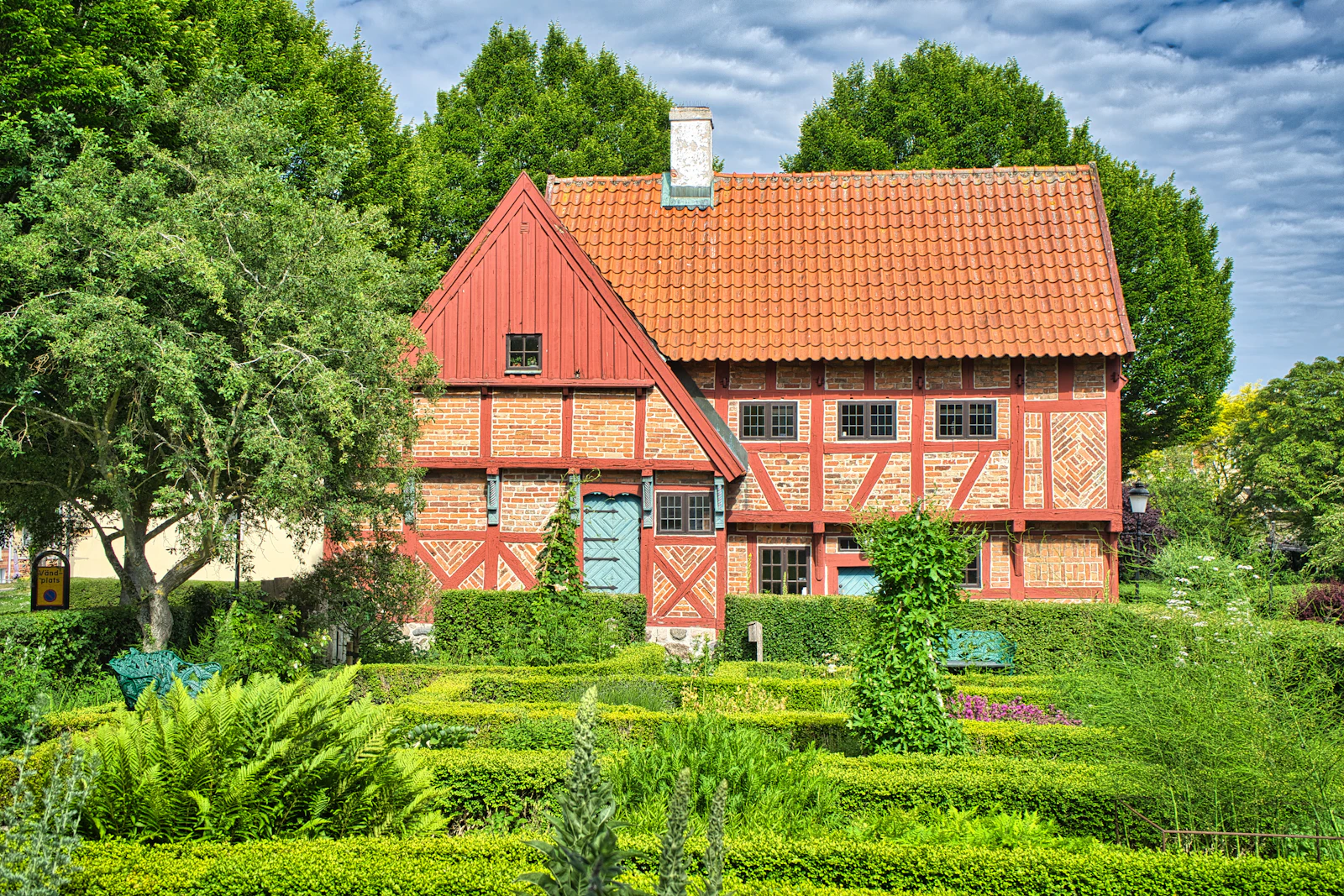 Casas de entramado de madera en colores pastel en una calle empedrada de Ystad