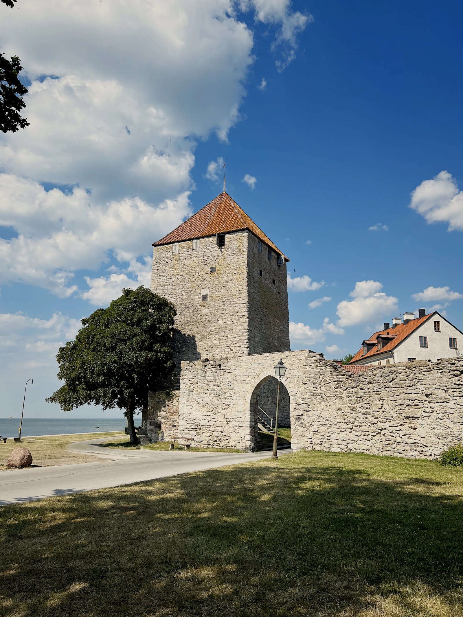La muralla medieval de Visby con sus torres de piedra